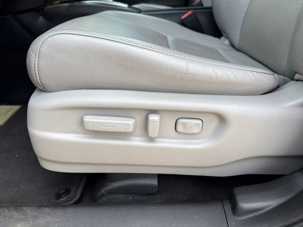 Used 2022 Silver Honda EX-L image 13
