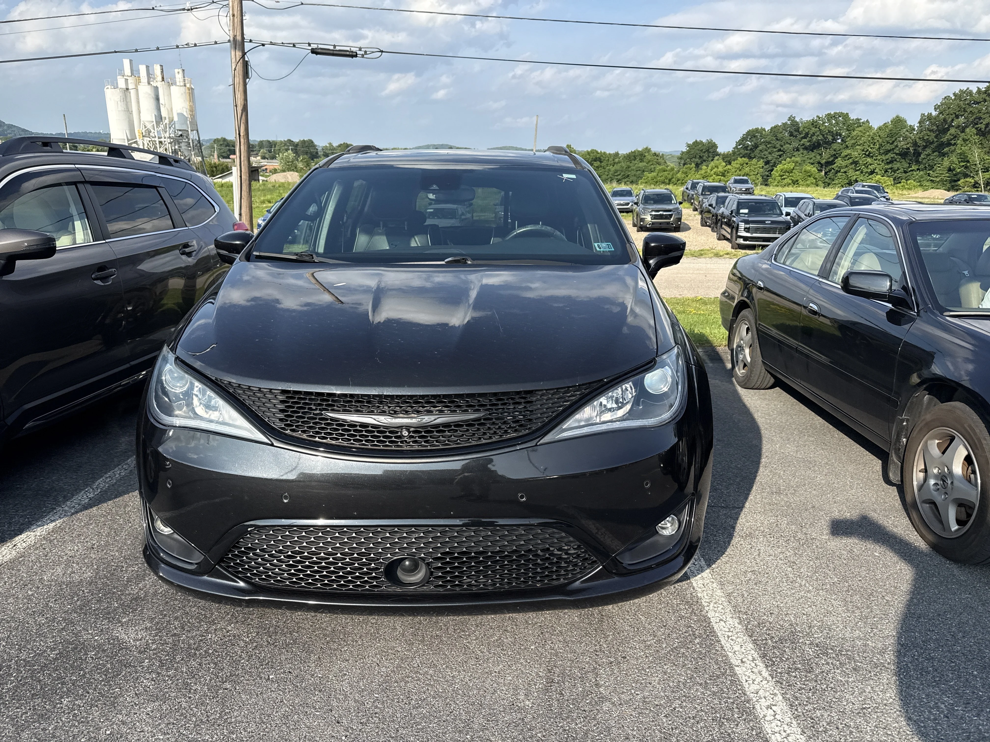 Used 2018 Brilliant Black Crystal Pearlcoat Chrysler Limited image 8