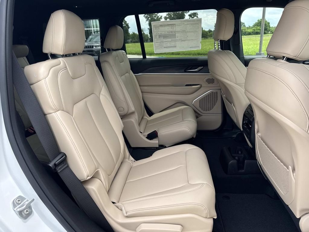 New 2026 Bright White Clear-Coat Exterior Paint Jeep Limited image 19