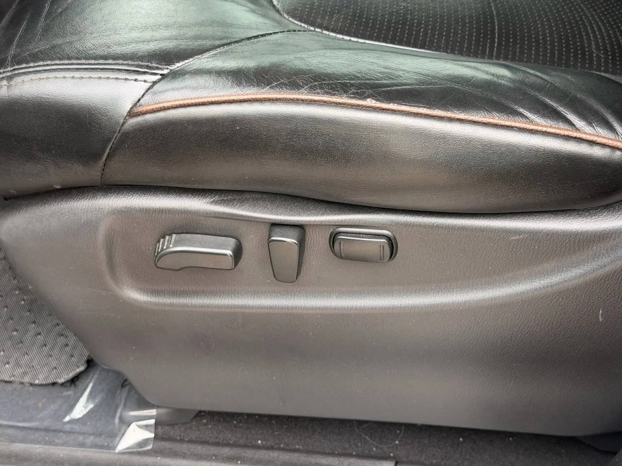 Used 2018 Brilliant Silver Nissan SL image 16