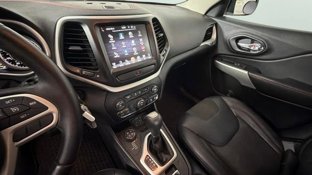 Used 2017 Silver Jeep Trailhawk 4x4 image 19