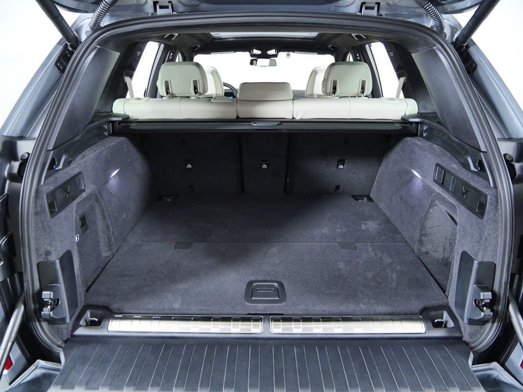 New 2026 Skyscraper Grey Metallic BMW xDrive50e image 25