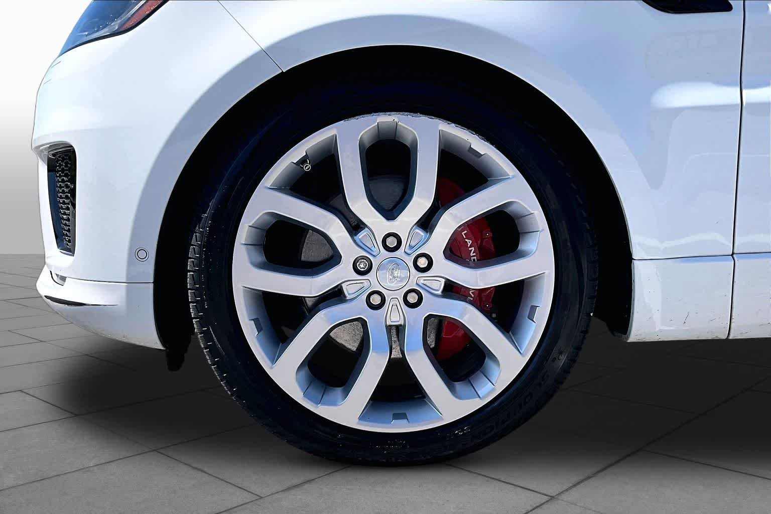 Used 2022 Fuji White Land Rover HSE Dynamic image 11