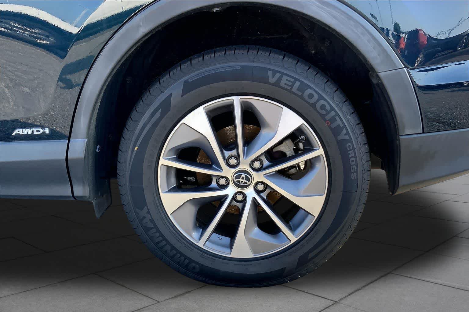 Used 2018 Galactic Aqua Mica Toyota Hybrid LE image 16