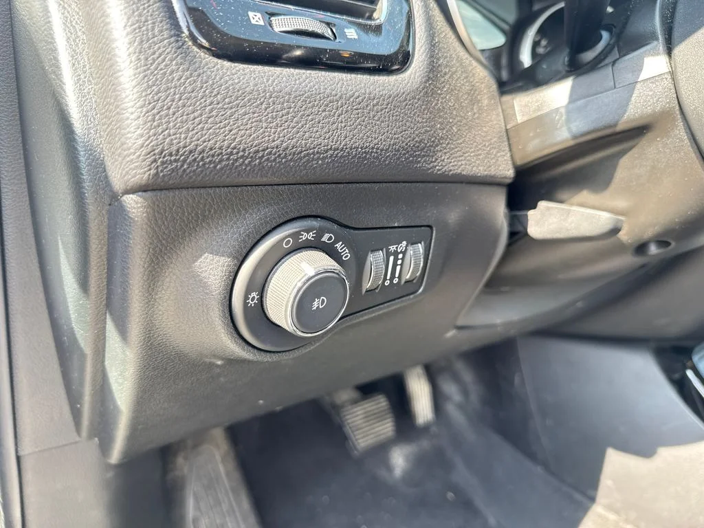 Used 2018 White Jeep Latitude image 12