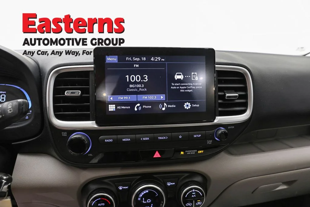 Used 2023 Silver Hyundai SEL image 12