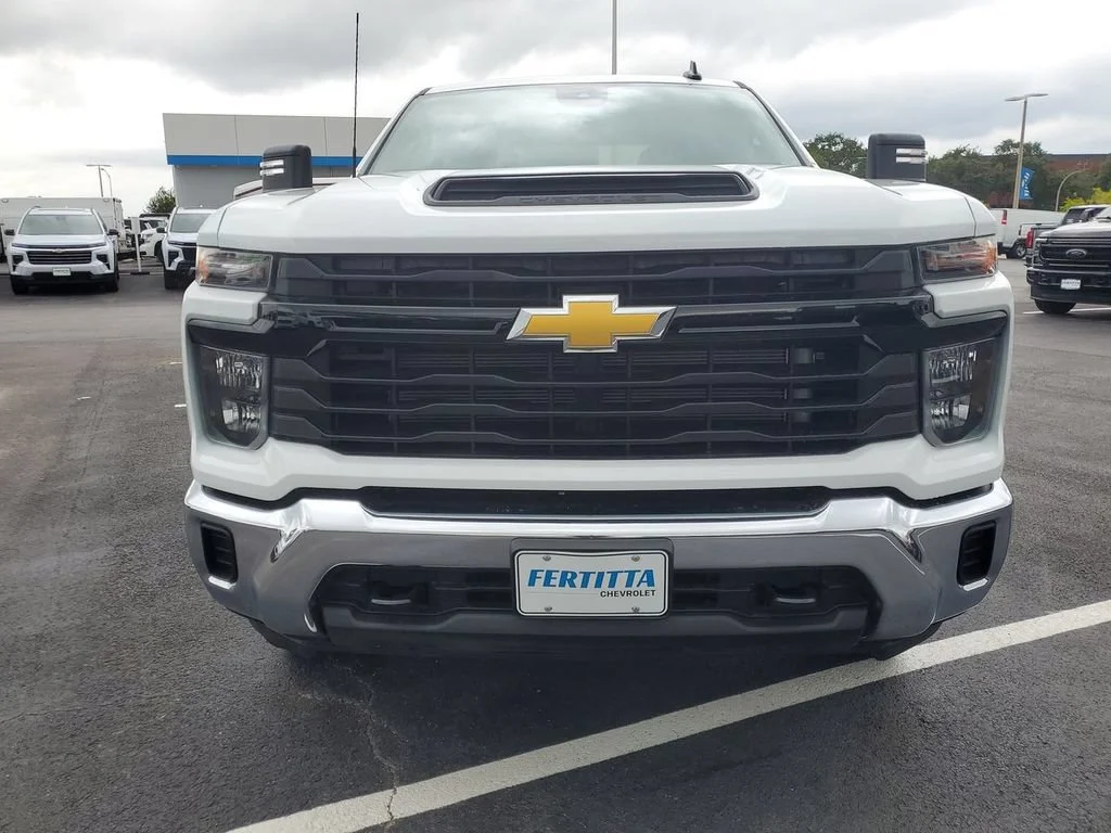 New 2026 Summit White Chevrolet WT image 24