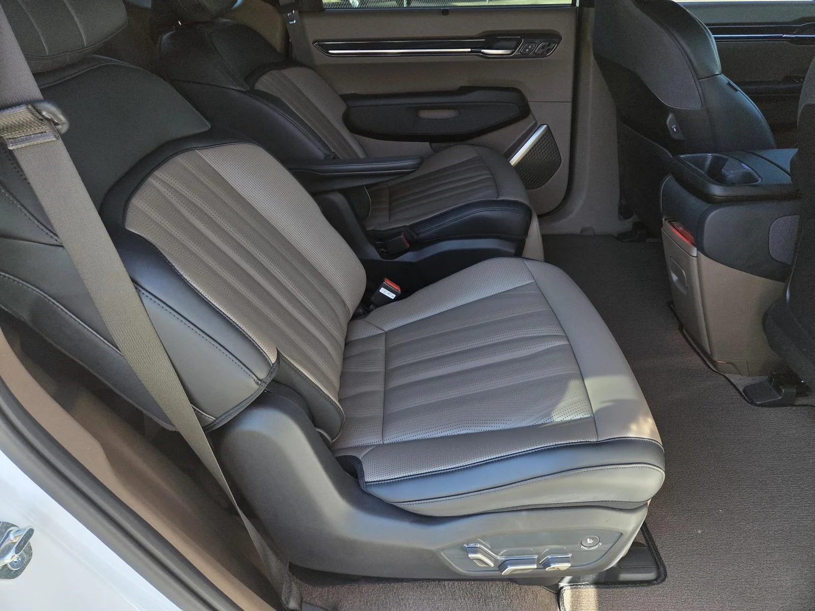 Used 2026 Glacial White Pearl/Ebony Black Roof Kia GT-Line image 41