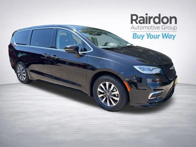 2024 Chrysler Pacifica Hybrid Select PHEV's photo