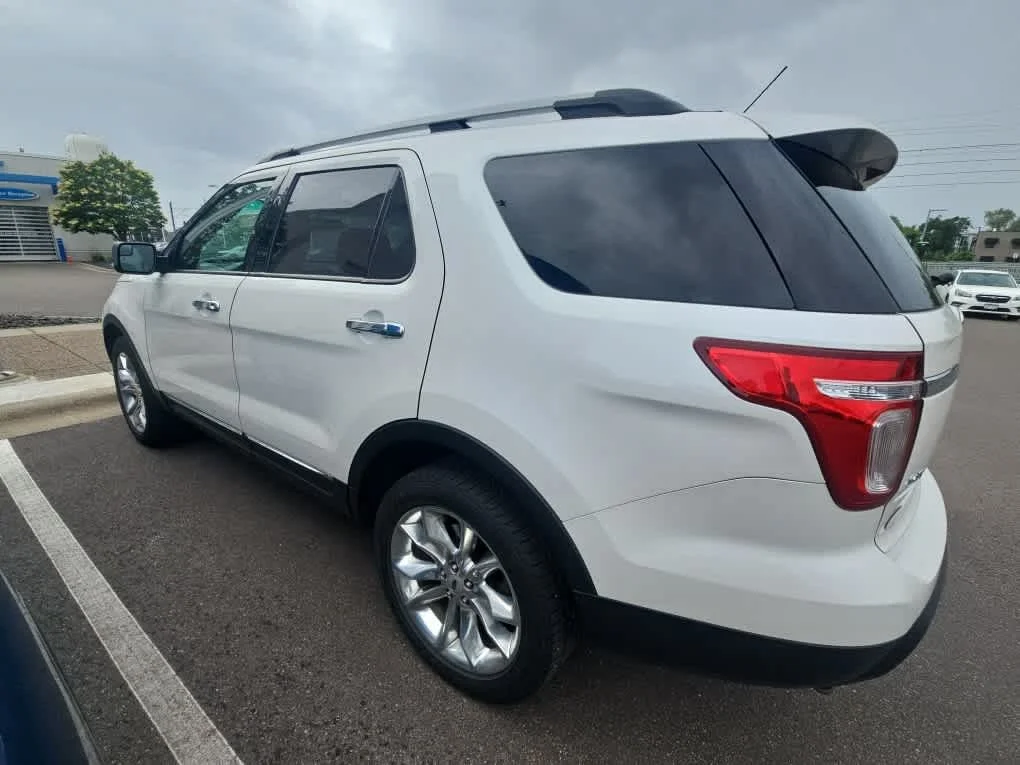 Used 2015 White Platinum Metallic Tri-Coat Ford XLT image 6