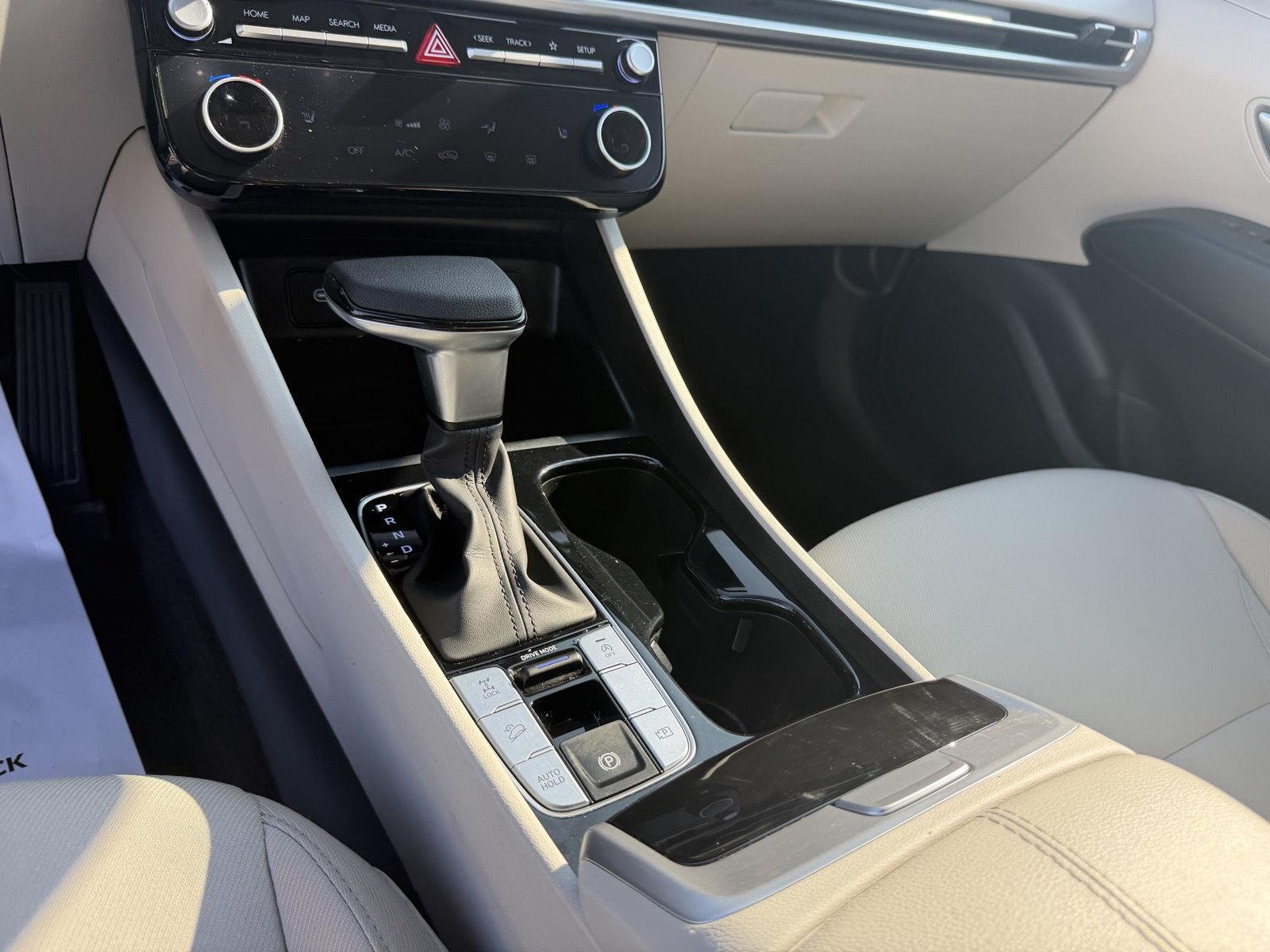 Used 2025 Hampton Gray Hyundai SEL image 19