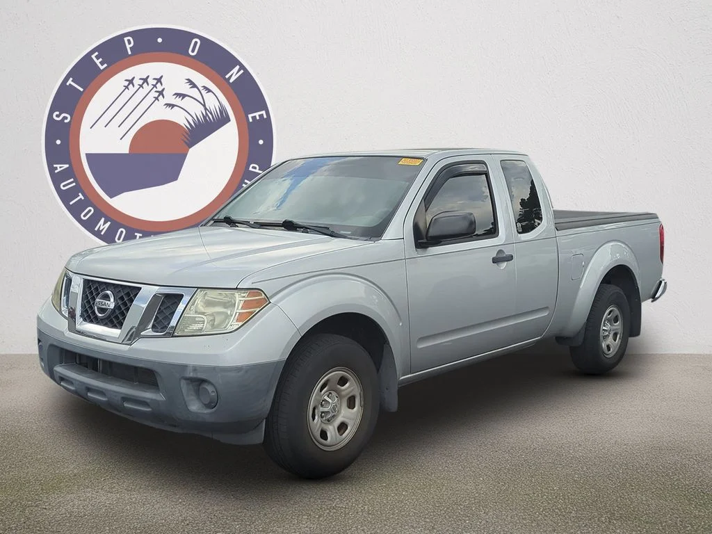Used 2015 Silver Nissan S image 1