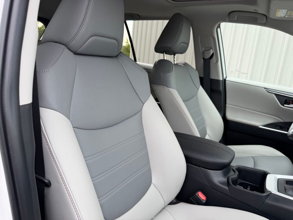 Used 2025 Beige Toyota XLE Premium image 35