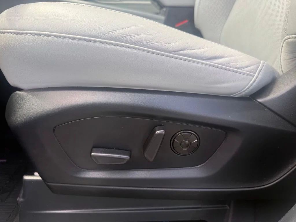 Used 2025 White Ford Platinum image 17