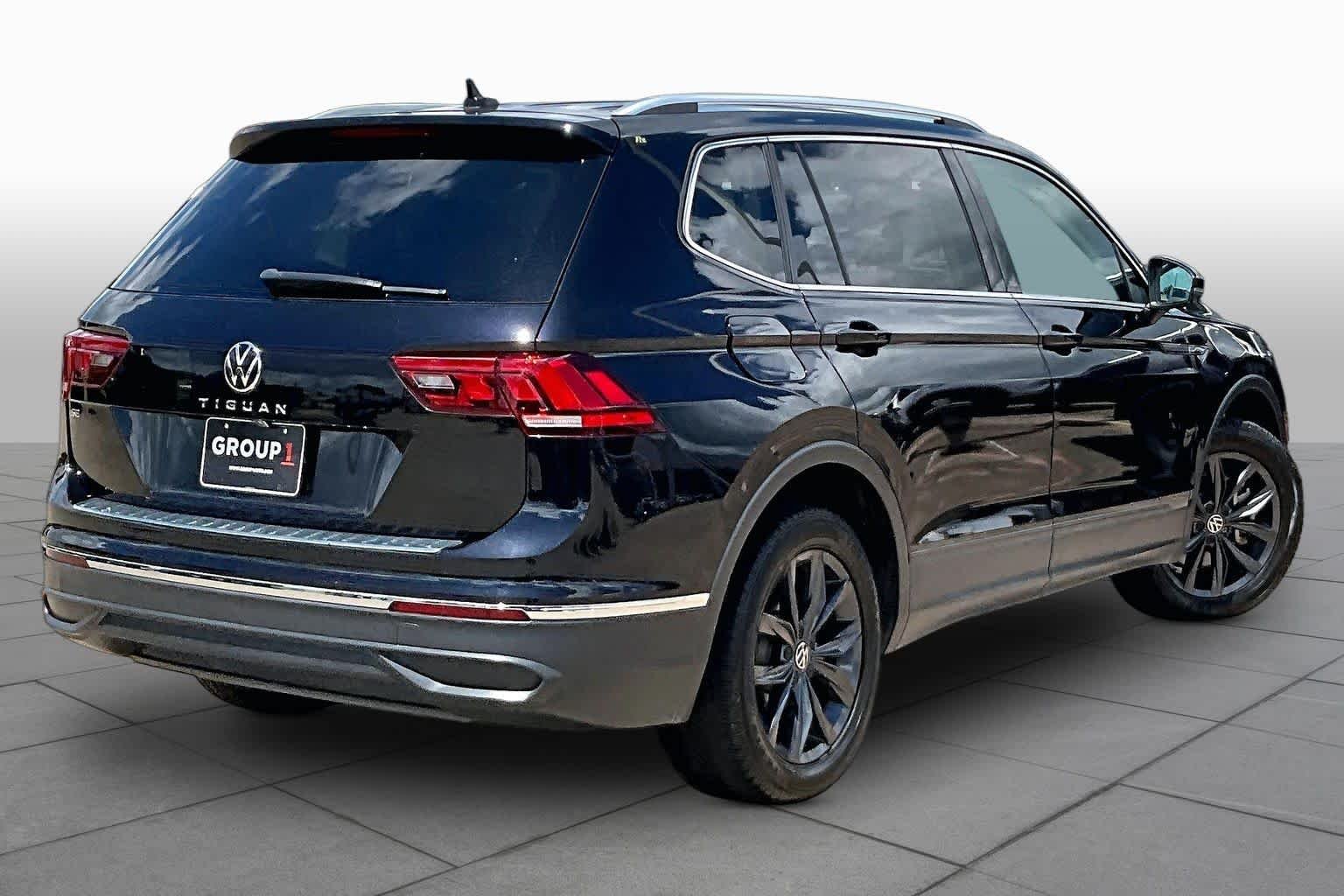 Used 2022 Deep Black Pearl Volkswagen SE image 13