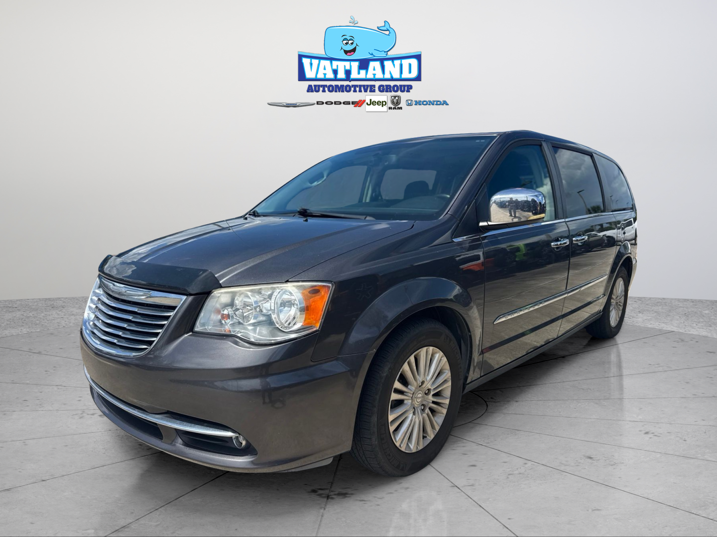 Used 2016 Gray Chrysler Limited image 1
