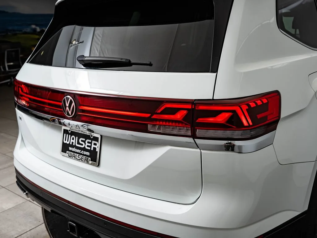 Used 2025 Pure White Volkswagen 2.0T SE w/Technology image 9