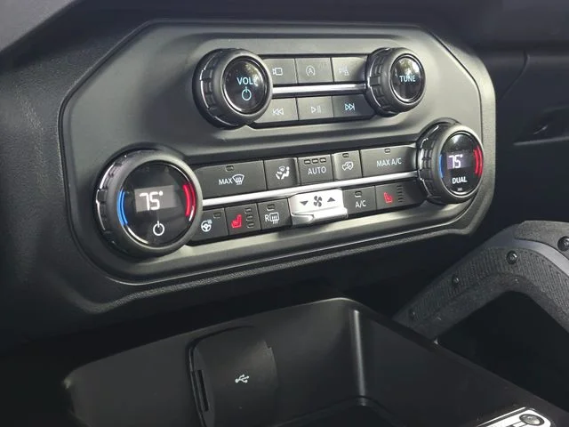 Used 2025 Gray Ford Badlands image 30