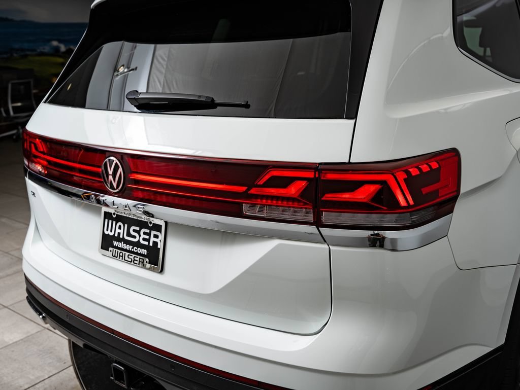 Used 2025 Pure White Volkswagen 2.0T SE w/Technology image 9