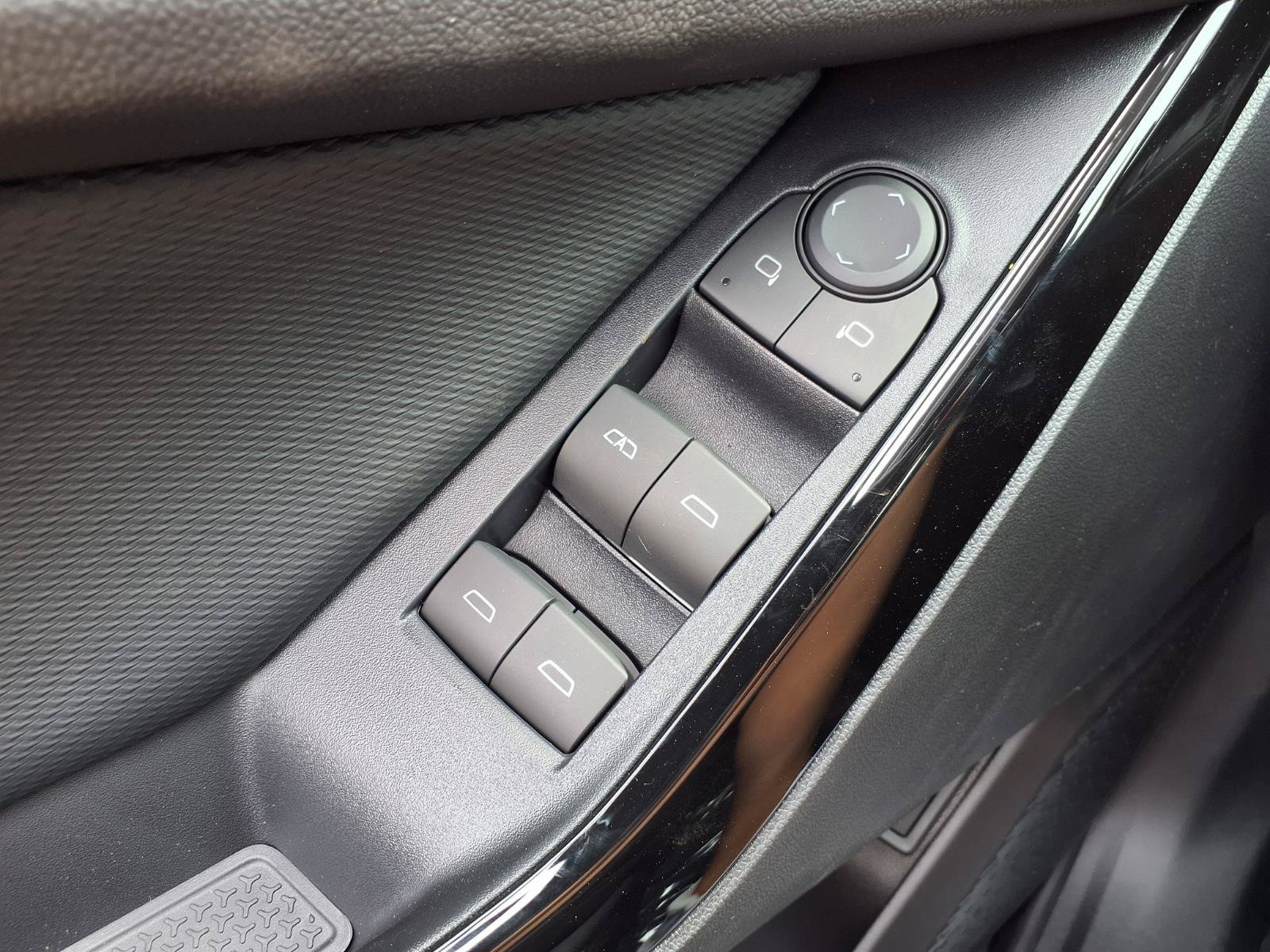2027 Chevrolet Equinox LT - Photo 12