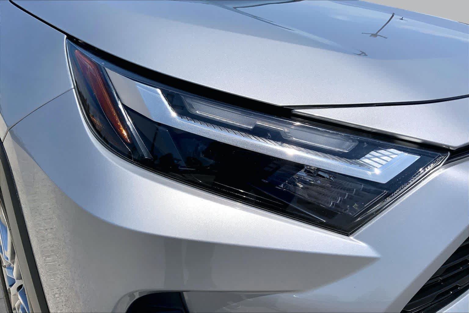 Used 2022 Silver Sky Metallic Toyota XLE Premium image 27