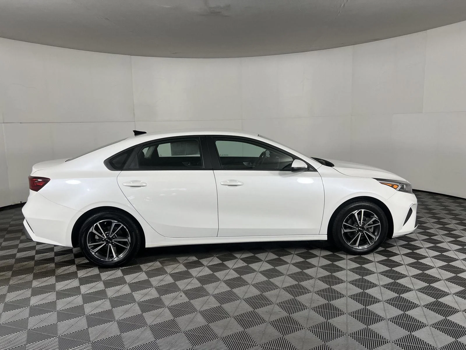 Used 2023 Snow White Pearl Kia LXS image 5