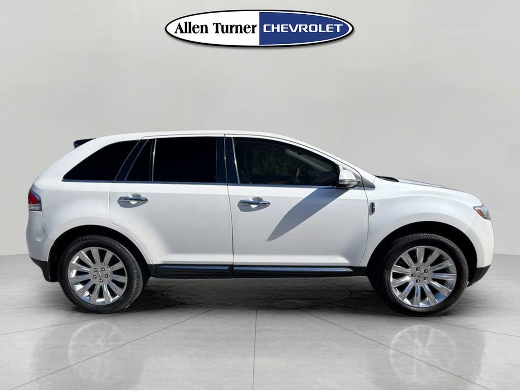 Used 2013 White Lincoln Base image 3