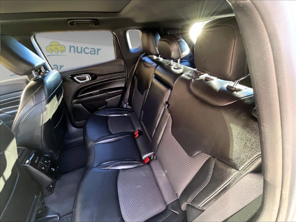 Used 2022 Silver Jeep Latitude image 25