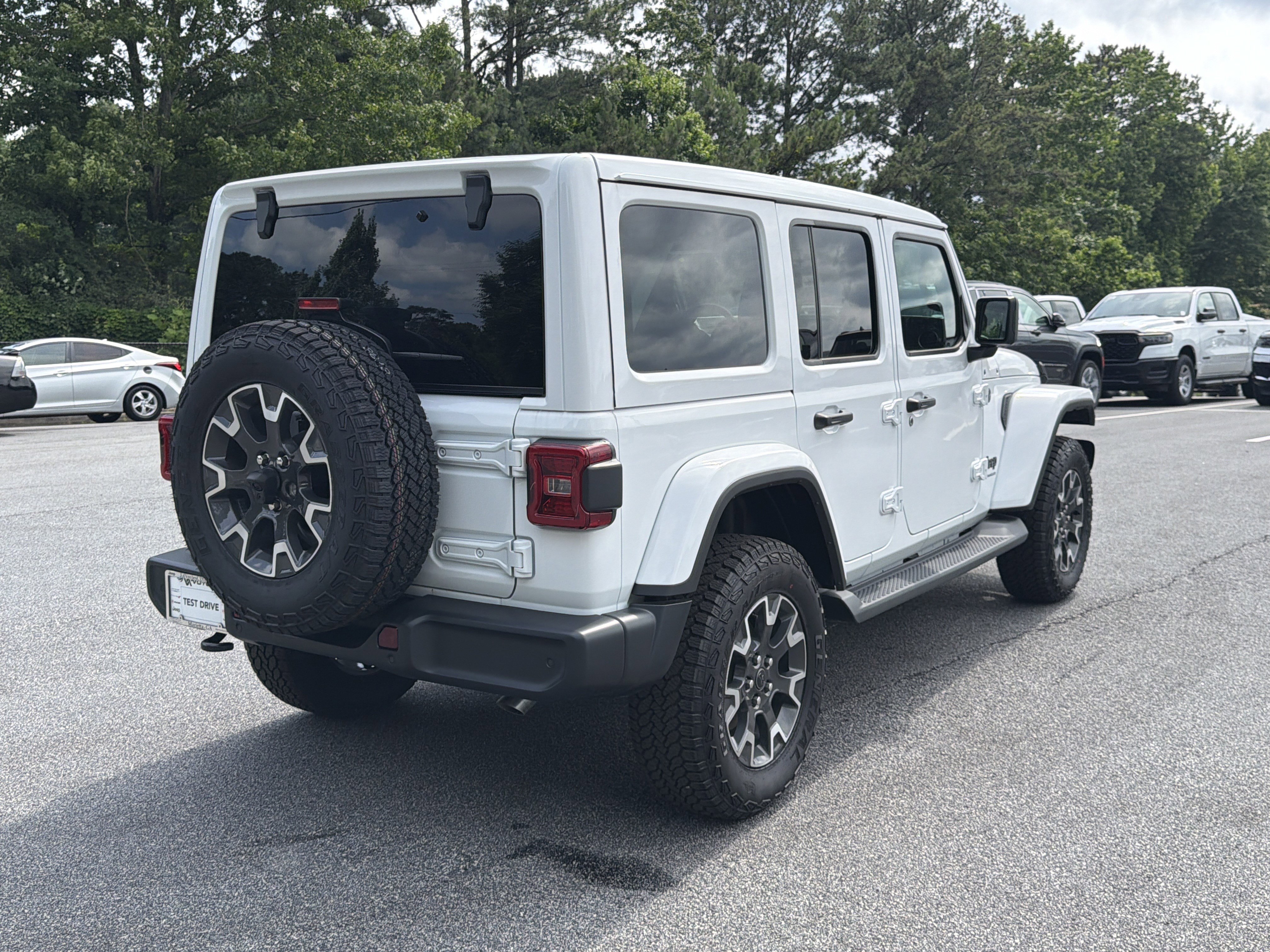 New 2026 Bright White Clear-Coat Exterior Paint Jeep Sahara image 8