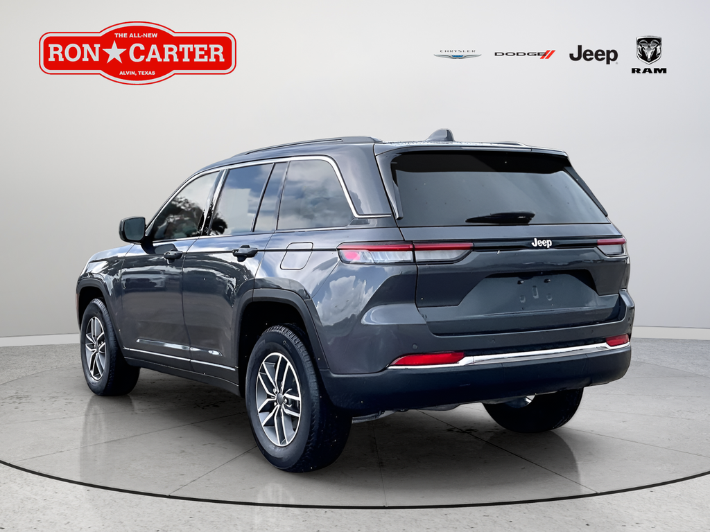 Used 2025 SELECT Jeep Laredo X image 4