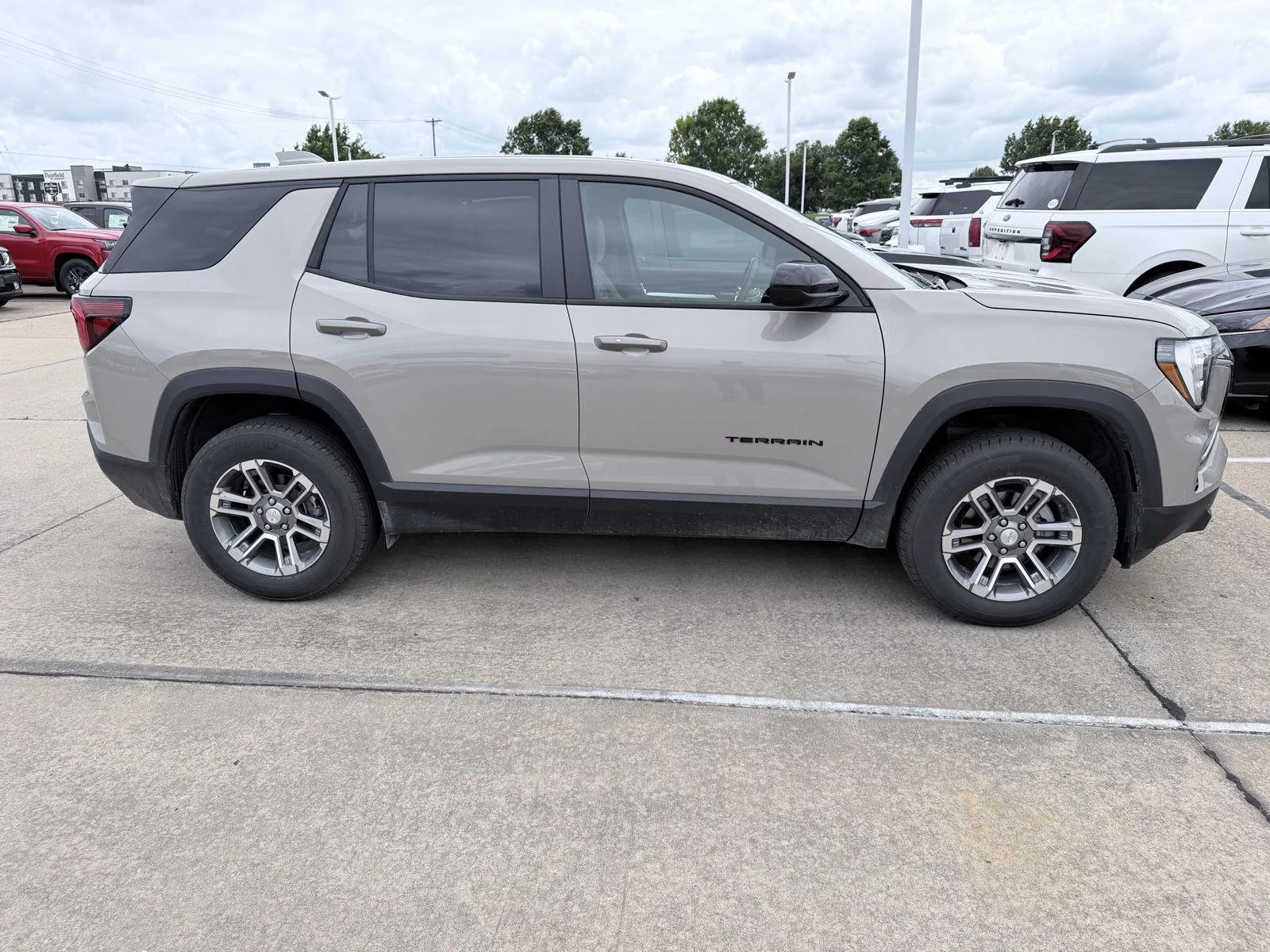 Used 2026 Riverstone Metallic GMC FWD Elevation image 4