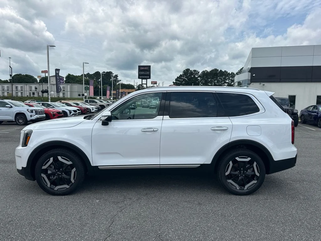 Used 2023 White Kia S image 4