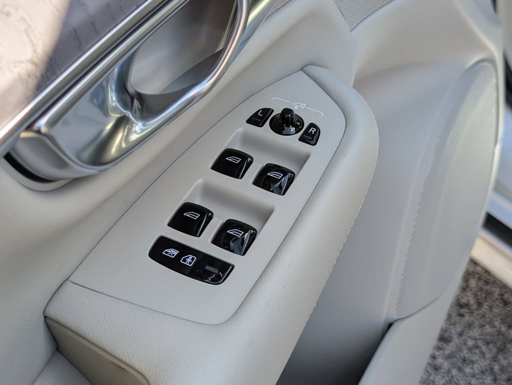 Used 2026 White Volvo B6 Ultra image 17