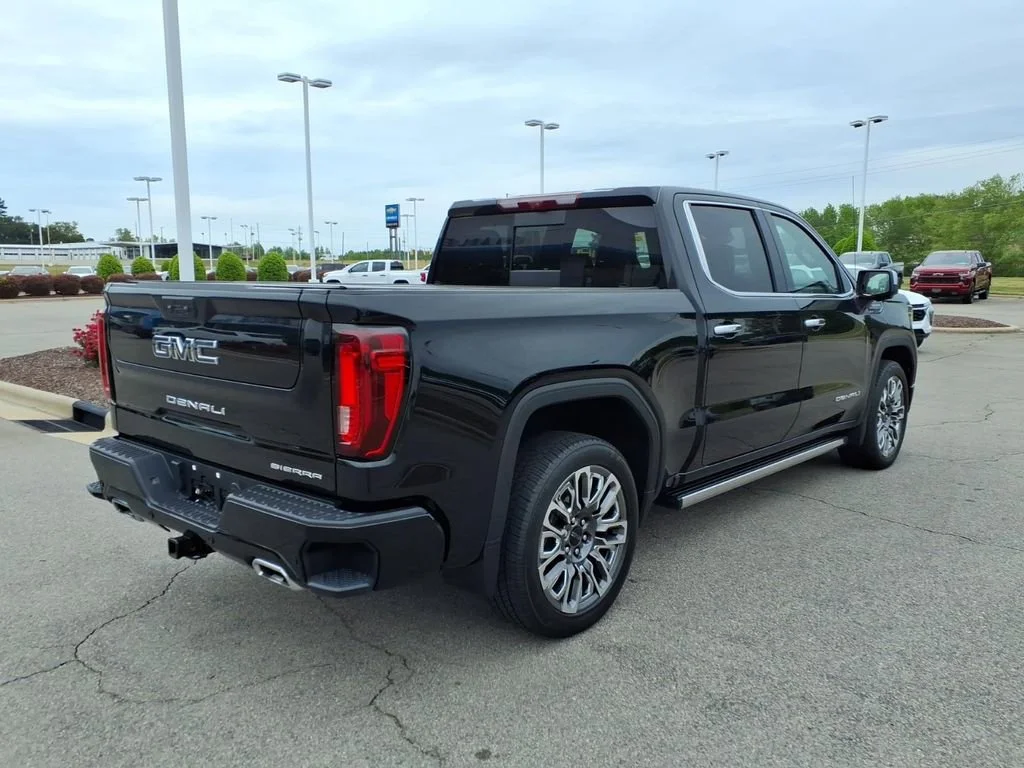 Used 2025 Onyx Black GMC Denali Ultimate image 3