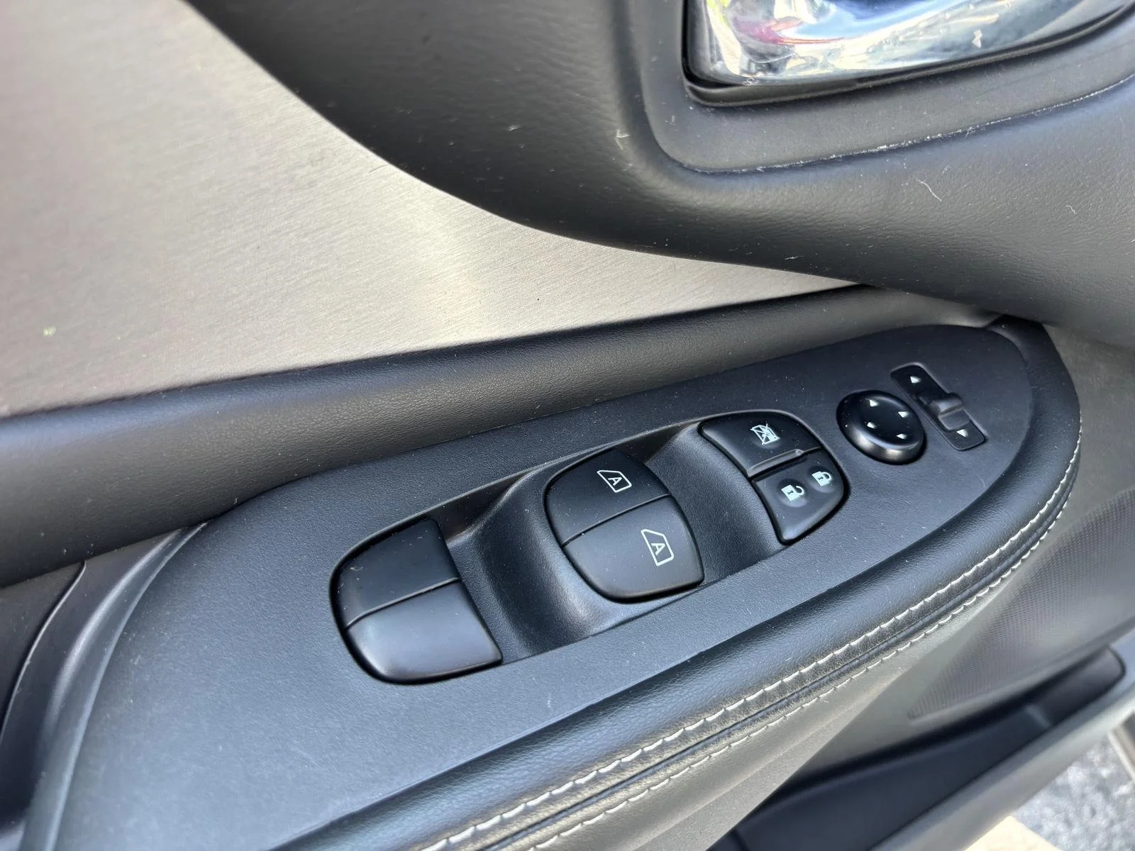 Used 2023  Nissan SV image 21