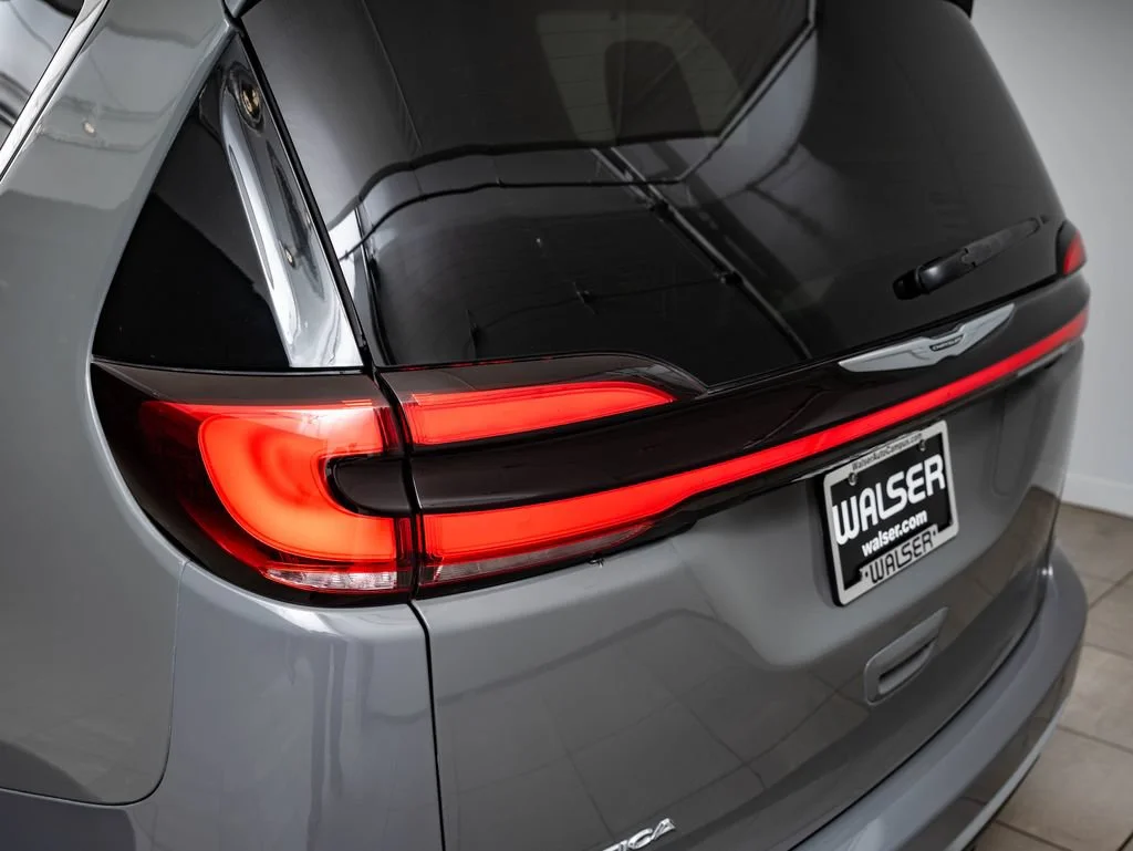 Used 2022 Ceramic Gray Clearcoat Chrysler Touring L image 9