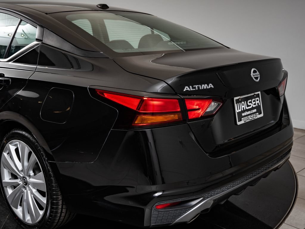 Used 2019 Super Black Nissan 2.5 SR image 18