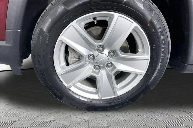 Used 2022 Red Jeep Latitude image 27