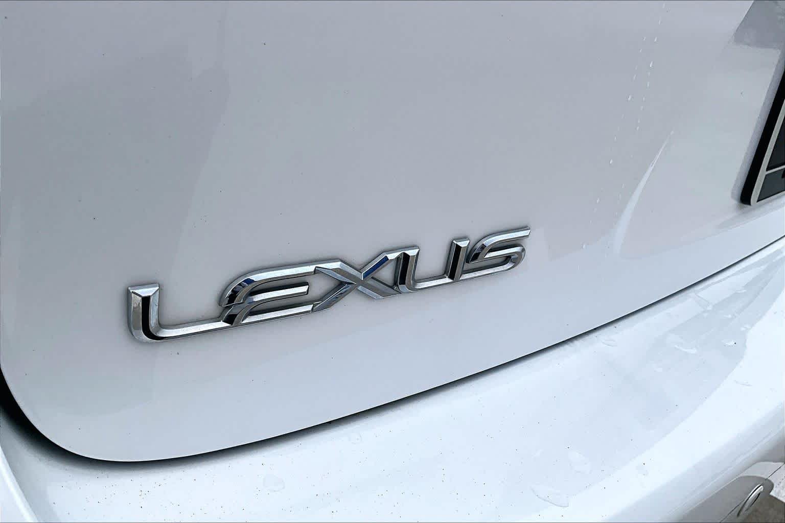 Used 2010 Starfire Pearl Lexus  image 29