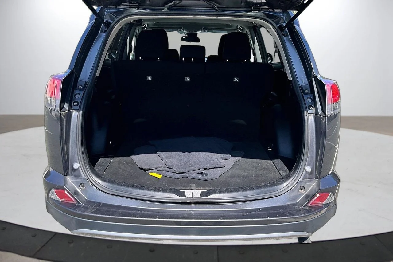 Used 2018 Gray Toyota XLE image 24