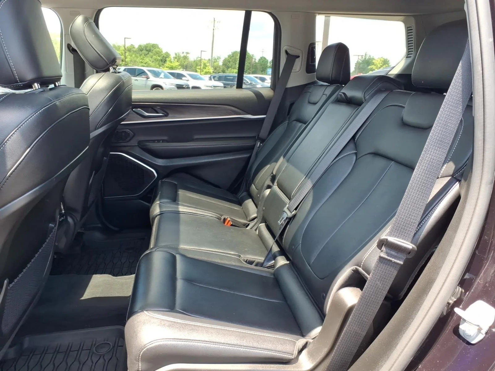 Used 2022 Ember Pearlcoat Jeep Limited image 21