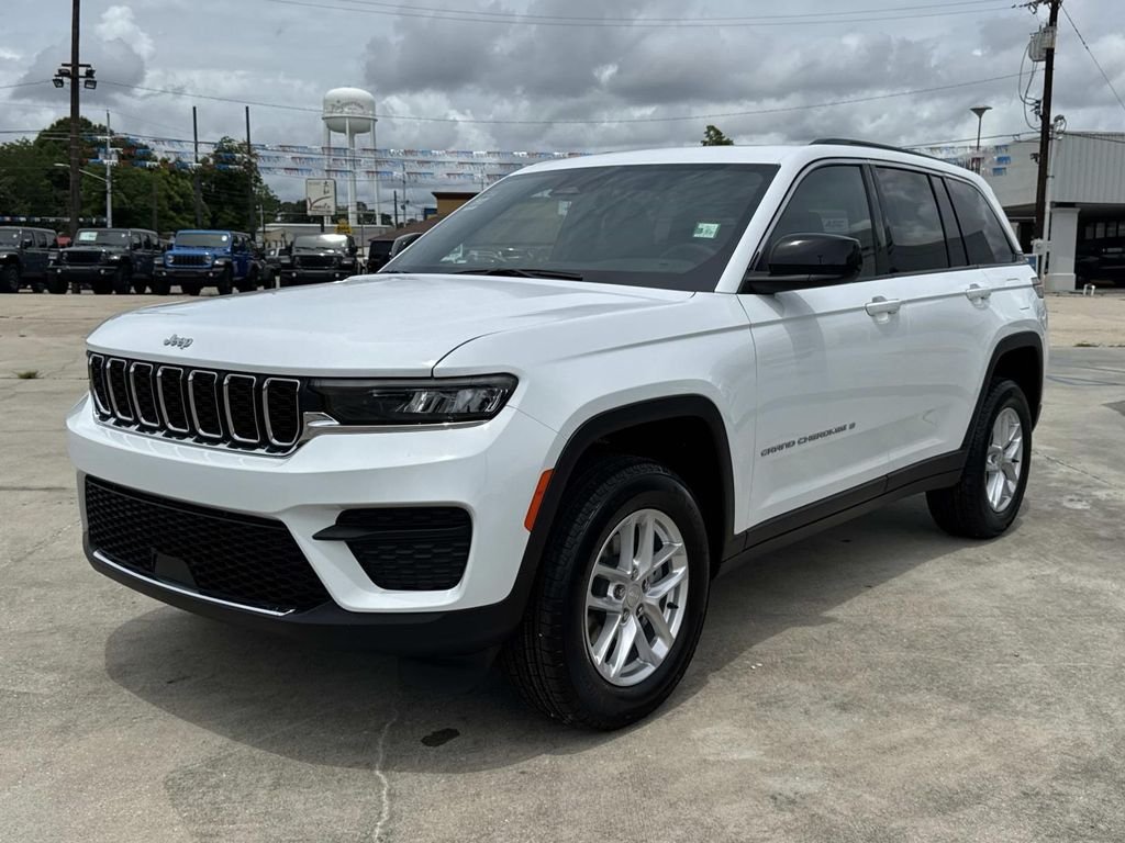 New 2026 Bright White Clear-Coat Exterior Paint Jeep Laredo X image 3