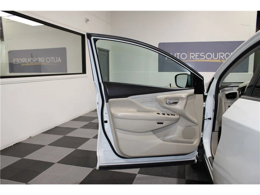 Used 2017 Pearl White Nissan Platinum image 11