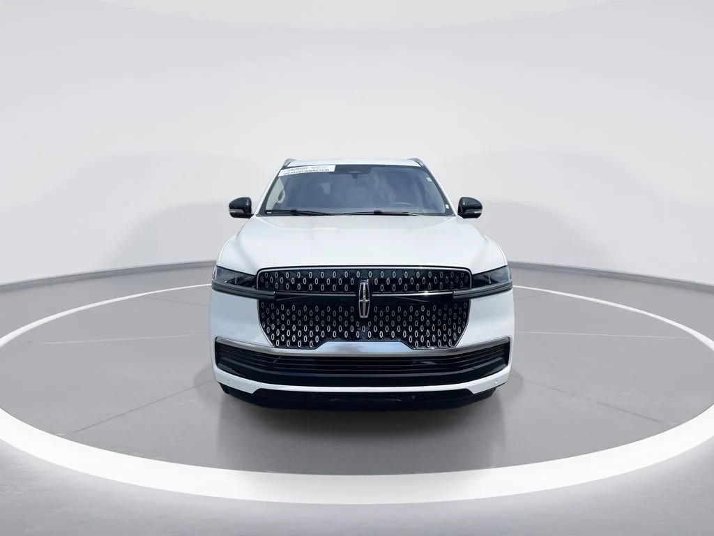 Used 2025 White Lincoln Reserve image 3