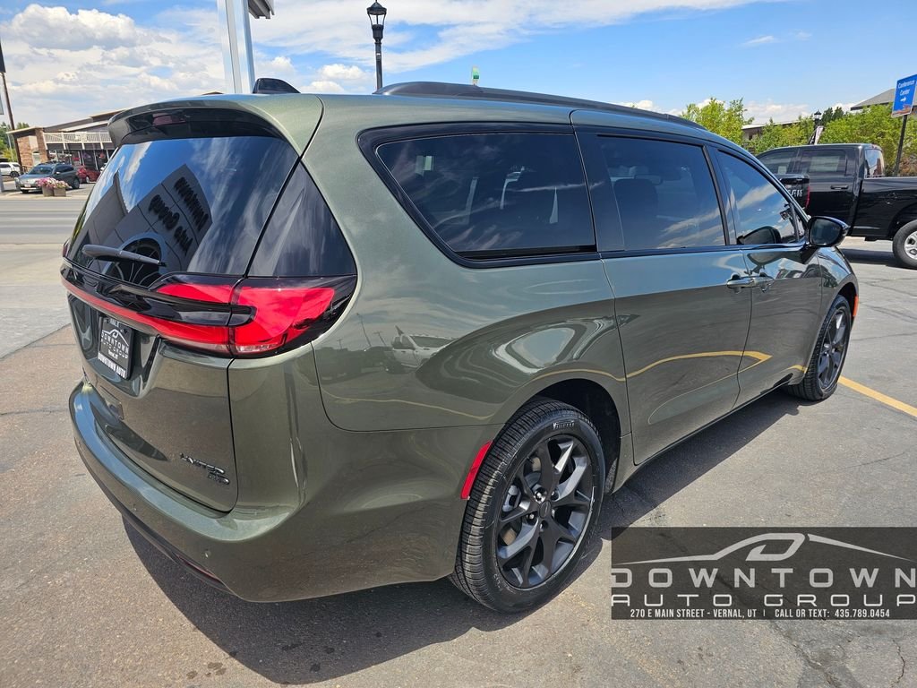 New 2027 Olive Green Pearl-Coat Exterior Paint Chrysler Limited image 3