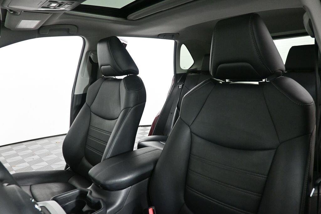 Used 2020 Ruby Flare Pearl TOYOTA XLE Premium image 5