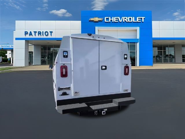 New 2025 Summit White Chevrolet 1WT image 9
