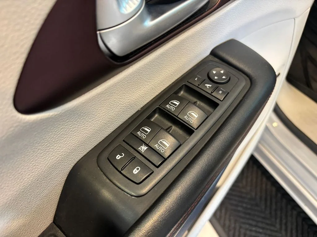 Used 2017 Silver Chrysler Limited image 14