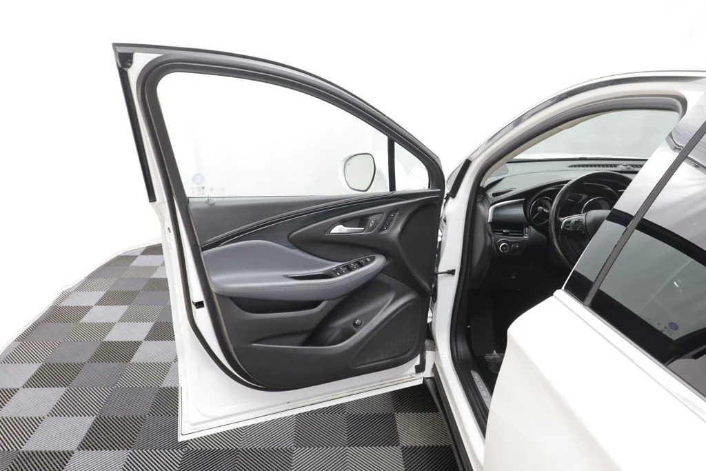 Used 2020 Summit White Buick Essence image 5