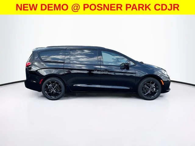 New 2026 Diamond Black Crystal Pearl-Coat Exterior Paint Chrysler Limited image 4